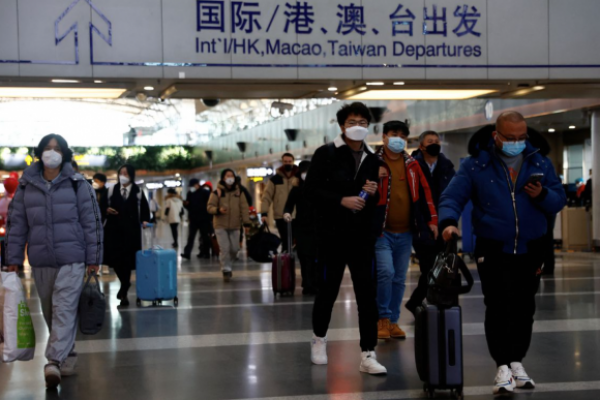 <p>No solo EEUU: estos son los lugares que imponen nuevas reglas de Covid para los viajeros de China</p>