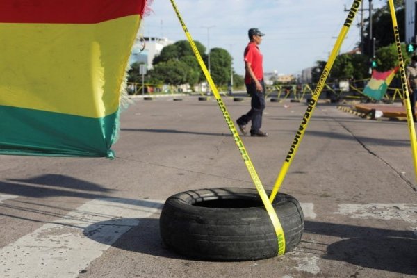 <p>Paros y bloqueos asedian a próspera región boliviana tras arresto de gobernador opositor</p>