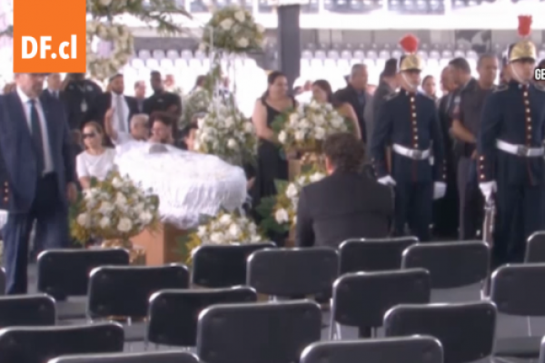 <p>Ahora en DF | Aficionados brasileños despiden a Pelé en el estadio del Santos FC</p>