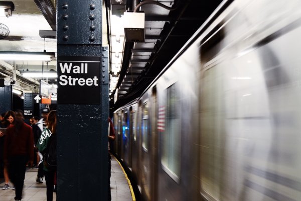 Wall Street cierra al alza viendo el "vaso medio lleno" en actas Fed y los signos de recesión en EEUU