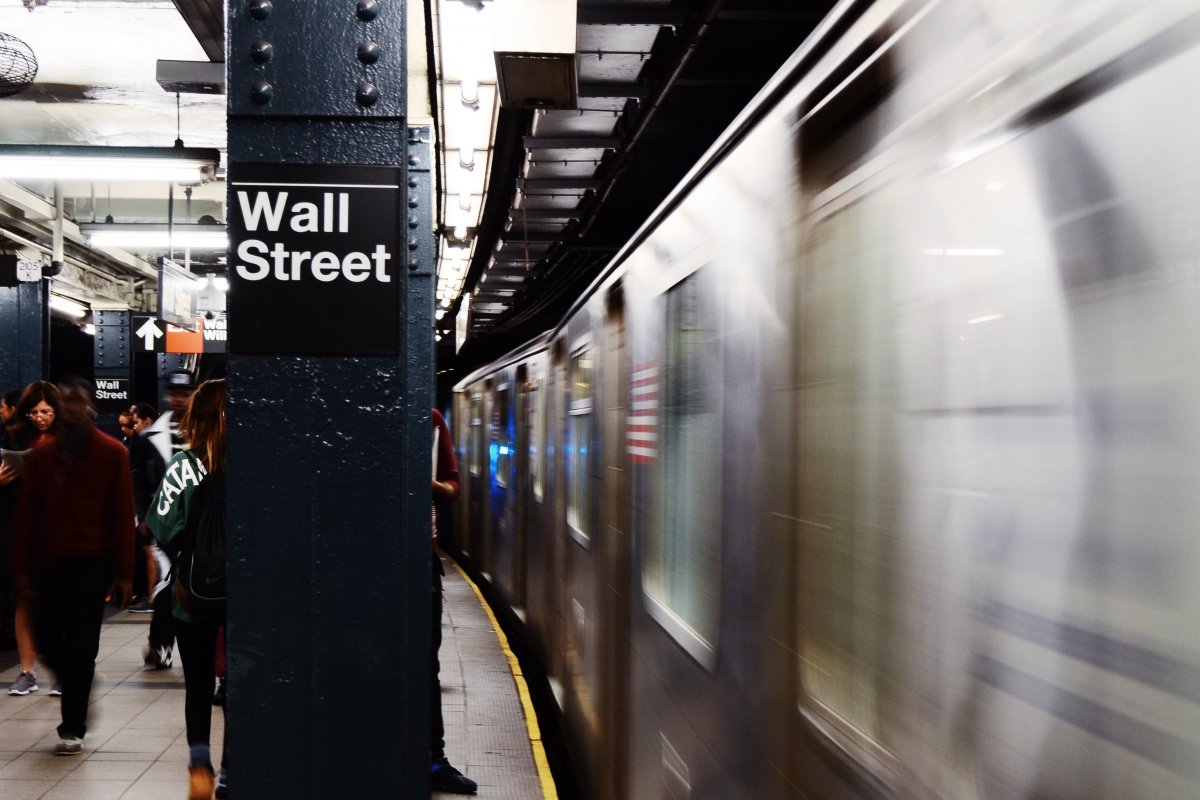 <p>Wall Street cierra al alza viendo el "vaso medio lleno" en actas Fed y los signos de recesión en EEUU</p>