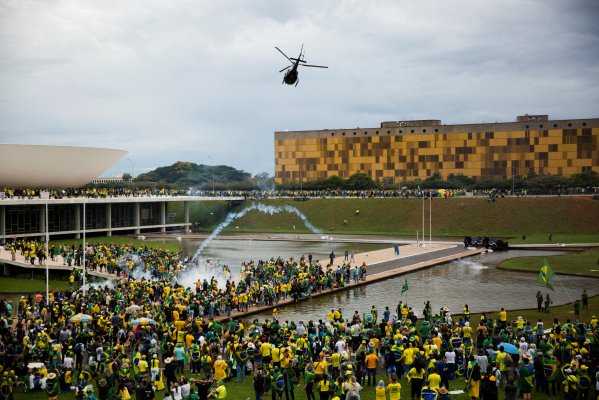 Bolsonaristas invaden sedes de los 3 poderes del Estado.