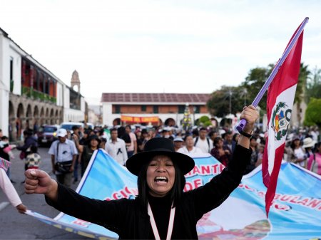 Perú vive violenta jornada de protestas y expertos advierten golpe a la economía si revuelta se extiende a más regiones
