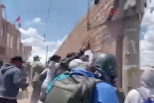 <p>Ahora en DF | Decretan toque de queda de tres días en Perú tras violentas jornadas</p>
