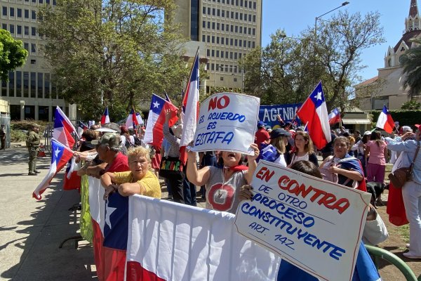 <p>La Cámara Baja discute reforma que habilita el proceso constituyente, mientras fuera del Congreso protestan grupos que lo rechazan</p>