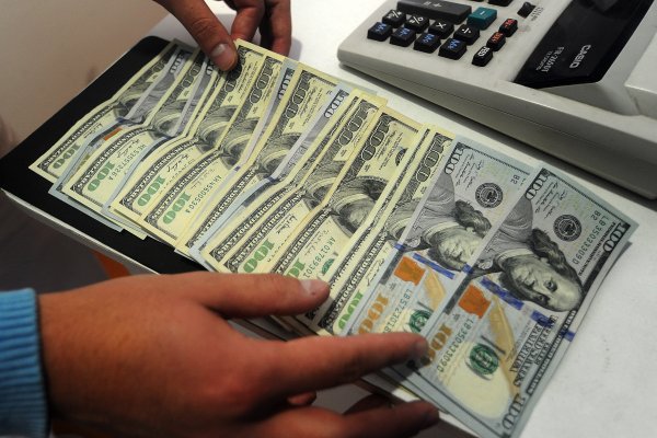 Dólar cierra próximo a los $820 una sexta jornada a la baja con el cobre en expansión