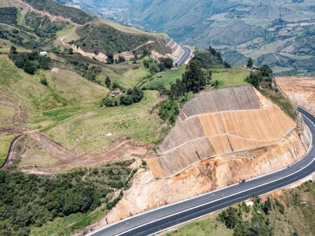 Española Sacyr explorará la venta de hasta el 49% de las autopistas que tiene en Colombia