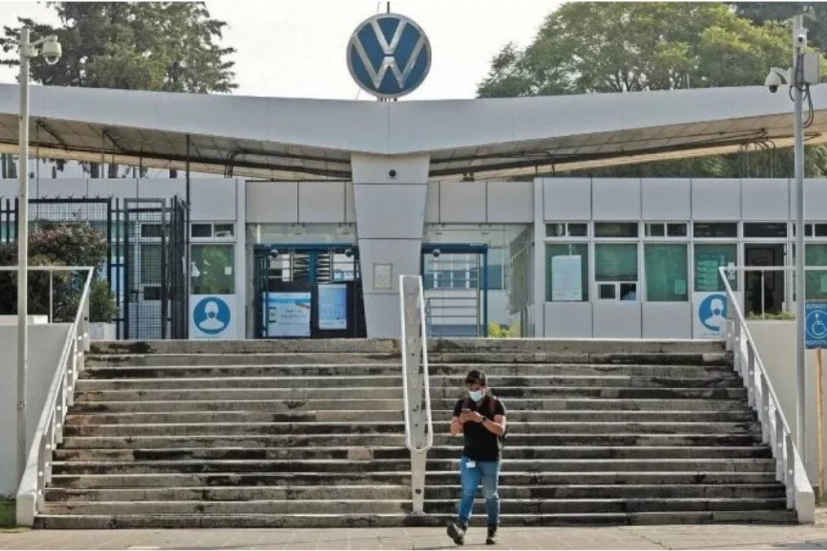 <p>Ventas de Volkswagen caen a un mínimo de 11 años tras el impacto de la escasez de chips en su producción</p>