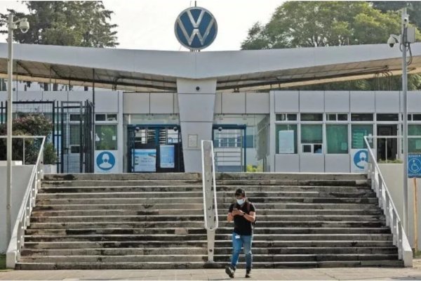Ventas de Volkswagen caen a un mínimo de 11 años tras el impacto de la escasez de chips en su producción