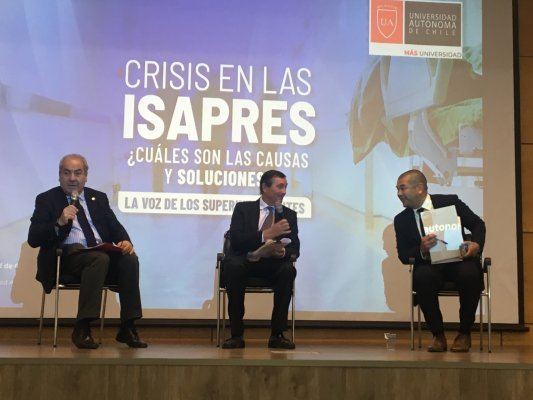 El presidente de la Asociación de Isapres, Gonzalo Simón (al medio), y el superintendente de Salud, Víctor Torres (a la derecha), se vieron las caras en un seminario de la Universidad Autónoma.