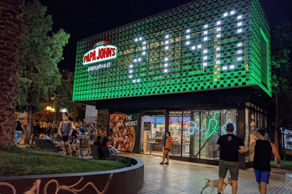 Filial de Nicolás Ibáñez vende 12 locales Papa John’s en Inglaterra para pagar deudas