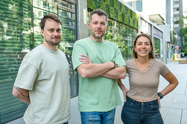 Lukas Novak, Ben Lang (CEO) y Camila Reyes, equipo de Native.