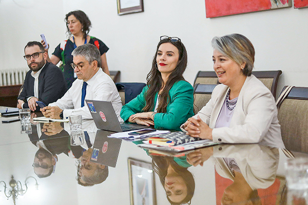 Las ministras Vallejo y Jara, junto al ministro Marcel, ayer en la tradicional reunión en Palacio.