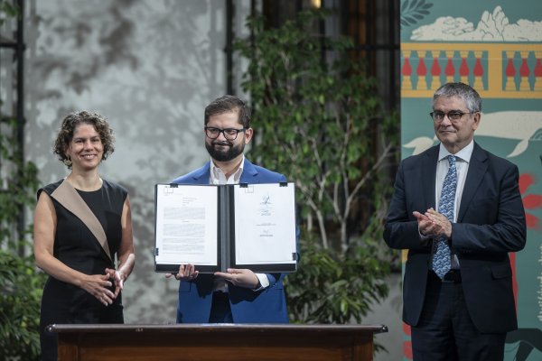 La ministra del Medio Ambiente, Maisa Rojas; el presidente Gabriel Boric; y el ministro de Hacienda, Mario Marcel.