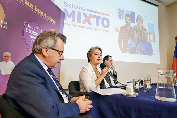 La ministra Jeannette Jara, acompañada del superintendente de Pensiones, Osvaldo Macías, y el subsecretario Christian Larraín.