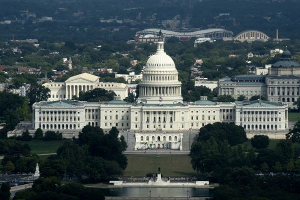 Legisladores estadounidenses alistan plan para evitar una crisis por el techo de la deuda