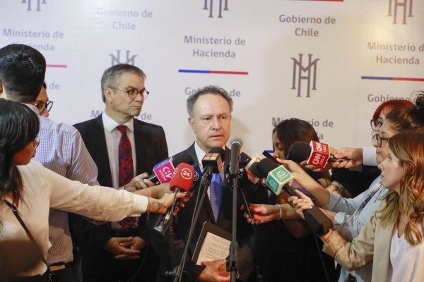 El presidente de la Asociación de Bancos, José Manuel Mena, junto al ministro de Hacienda, Mario Marcel.