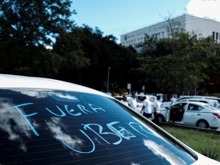 Confrontaciones entre conductores de Uber y taxistas dejan pasajeros heridos en Cancún