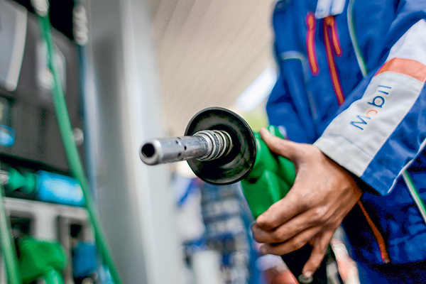 <p>Atención automovilistas: comienza a operar nueva Ley Mepco y combustibles anotarán fuerte caída esta semana</p>