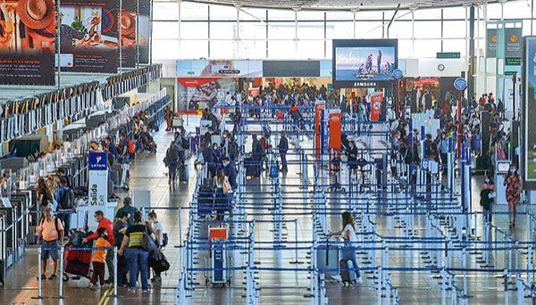 Usuarios aún están a tiempo: Sernac insta a solicitar devolución de tasas de embarque de vuelos no utilizados entre 2015 y 2021