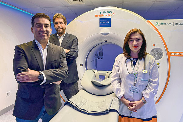 Rodrigo Huerta, gerente comercial; Dra. Claudia Gamargo, directora médica; y Claudio Abé, gerente general Instituto del Cáncer RedSalud.