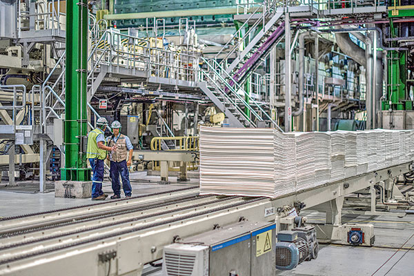 <p>Empresas CMPC registra fuerte salto en utilidades y marca récord de ventas en 2022</p>