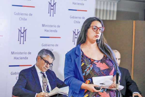 El ministro de Hacienda, Mario Marcel, junto a la directora de Presupuestos, Javiera Martínez. Foto: Ministerio de hacienda