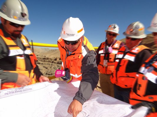 Pese a caída en los últimos meses empleo minero creció 13,3% en el 2022