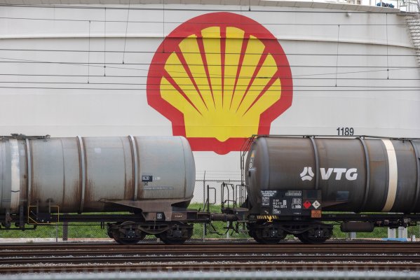 Shell acusada de lavado verde por un grupo climático en una demanda ante regulador de valores en EEUU