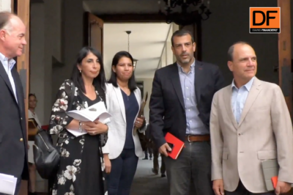 <p>Ahora en DF | Exministros del gobierno de Sebastián Piñera llegan hasta La Moneda por incendios</p>