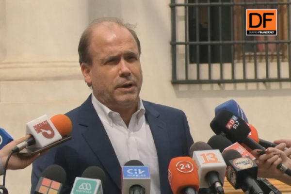 <p>Ahora en DF | Exministros del gobierno de Michelle Bachelet llegan hasta La Moneda por incendios</p>