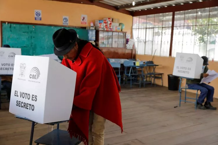 Fracasa referéndum de líder de centroderecha de Ecuador