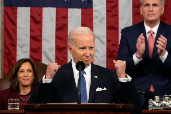 <p>Joe Biden hacer un gesto de fuerza durante el discurso del estado de la unión.</p>