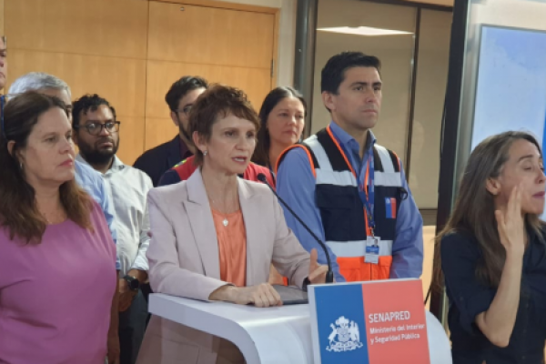 <p>Ahora en DF | Ministra Tohá confirma la implementación del toque de queda en zonas específicas "a partir de mañana a media noche"</p>