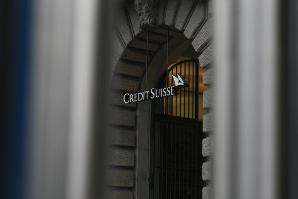 Credit Suisse se desploma a su mayor pérdida anual desde la crisis financiera de 2008