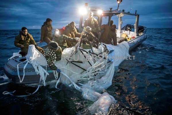 La Marina de EEUU recupera un globo chino deribado frente a la costa de Carolina del Sur el 5 de febrero. (Reuters)