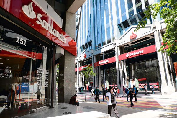Ganancias de Banco Santander caen 56% en enero por aumento en el costo de fondo debido al alza de tasas