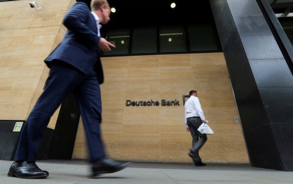 Investigación de Deutsche Bank revela venta indebida de derivados