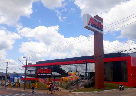 <p>Gigante brasileño de supermercados compra 16 tiendas Makro y 11 gasolineras</p>