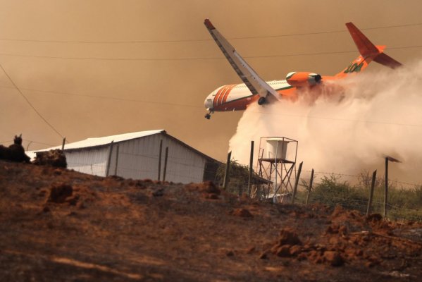 Distintas aeronaves tales como el Ten Tanker, Aero Tanker, helicópteros y avionetas, siguen combatiendo los incendios forestales,