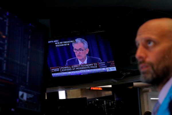 La notable resistencia de la economía de EEUU presiona a la Fed para que pise aún más el freno