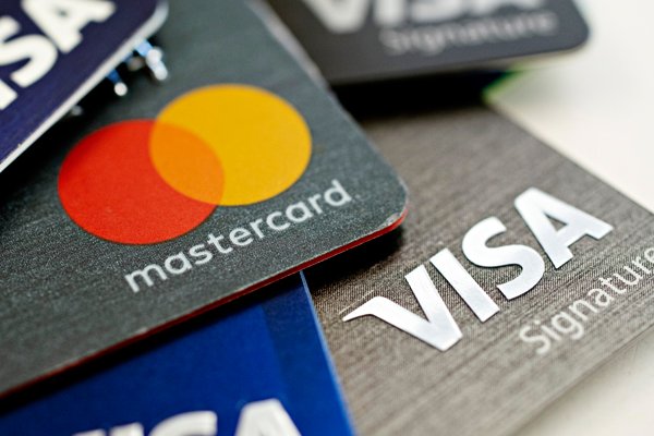 Estadounidenses elevan a niveles récord su deuda en tarjetas de crédito