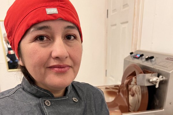 La emprendedora que apostó por bombones de ajo negro chilote