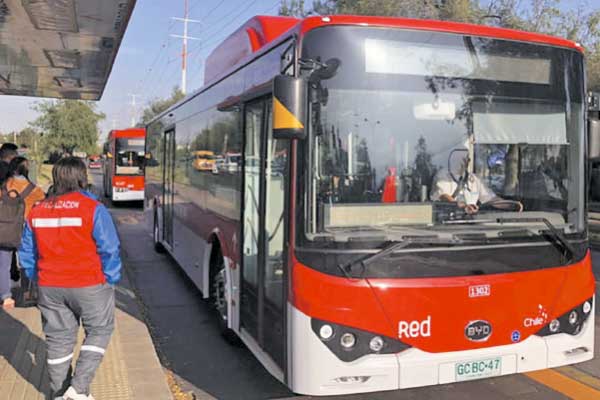 Balance anual de los buses en Santiago: indicadores de calidad repuntaron al cierre de 2022, pero dos operadores mantienen incumplimientos