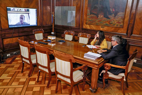 El ministro Marcel estuvo acompañado por la directora de Presupuestos, Javiera Martínez, en la cita telemática con la CPC. Foto: Ministerio de Hacienda