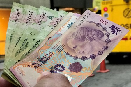 <p>Nuevo tipo de dólar en Argentina capta a los turistas y aumenta uso de tarjetas chilenas</p>