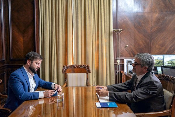 El Presidente Boric caminó hasta Teatinos 120, sede de Hacienda, para reunirse con el ministro. Incluso hubo espacio para selfies con funcionarios.