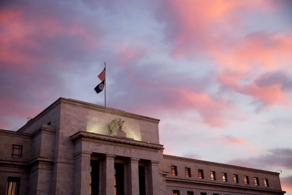 Funcionarios de la Fed advierten que pueden necesitar elevar las tasas a un peak más alto