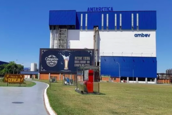 Cervecera Ambev crece a doble dígito en 2022, pero prevé aumento de costos para este año