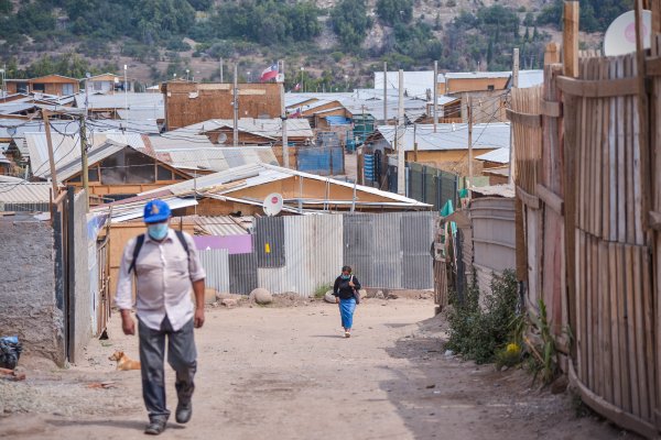 Estudio de INE y Techo revela las precariedades urbanas de los campamentos en la Región Metropolitana